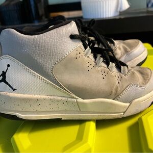 Nike youth basketball shoes size 1.5